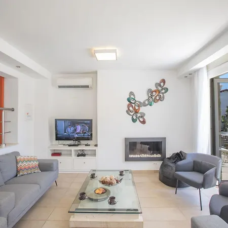 3-schlafzimmer-luxusvilla Mit Pool Und Teilweise Meerblick By Interhome