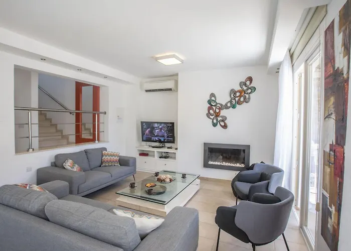 Casa vacanze 3-schlafzimmer-luxusvilla Mit Pool Und Teilweise Meerblick By Interhome