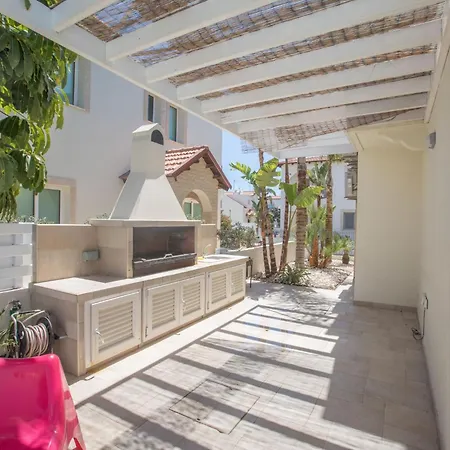 3-schlafzimmer-luxusvilla Mit Pool Und Teilweise Meerblick By Interhome بيت للعطل *