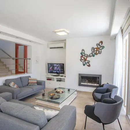 بيت للعطل 3-schlafzimmer-luxusvilla Mit Pool Und Teilweise Meerblick By Interhome