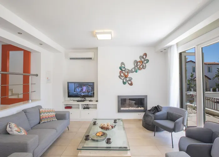 3-schlafzimmer-luxusvilla Mit Pool Und Teilweise Meerblick By Interhome