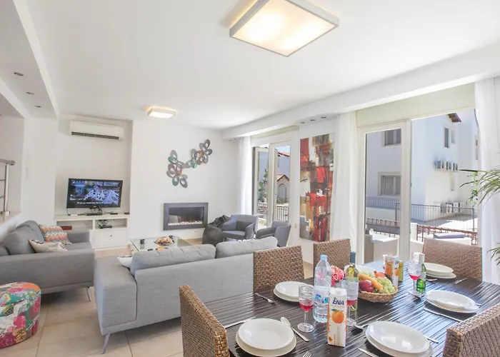 3-schlafzimmer-luxusvilla Mit Pool Und Teilweise Meerblick By Interhome *