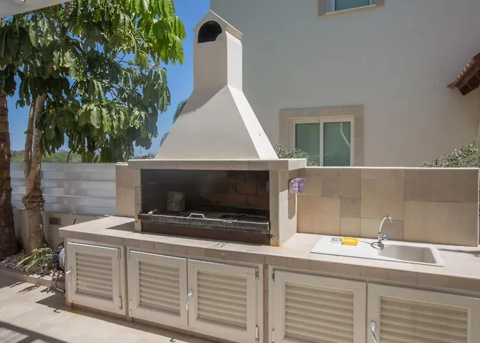 3-schlafzimmer-luxusvilla Mit Pool Und Teilweise Meerblick By Interhome Feriehus