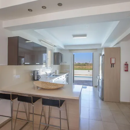 3-schlafzimmer-luxusvilla Mit Pool Und Teilweise Meerblick By Interhome Protaras